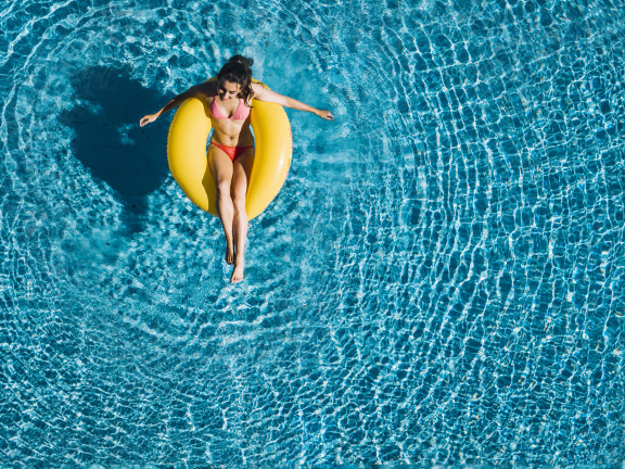 femme piscine