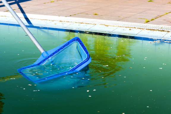 Malgré un Chlore Choc l'eau de la piscine Reste Verte : Que Faire ?